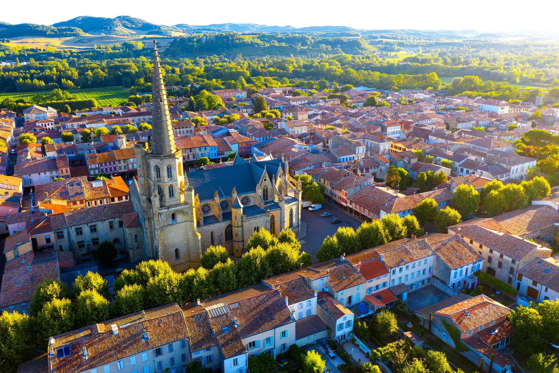 Ville de Mirepoix et sa bastide Camping La Serre en Ariège