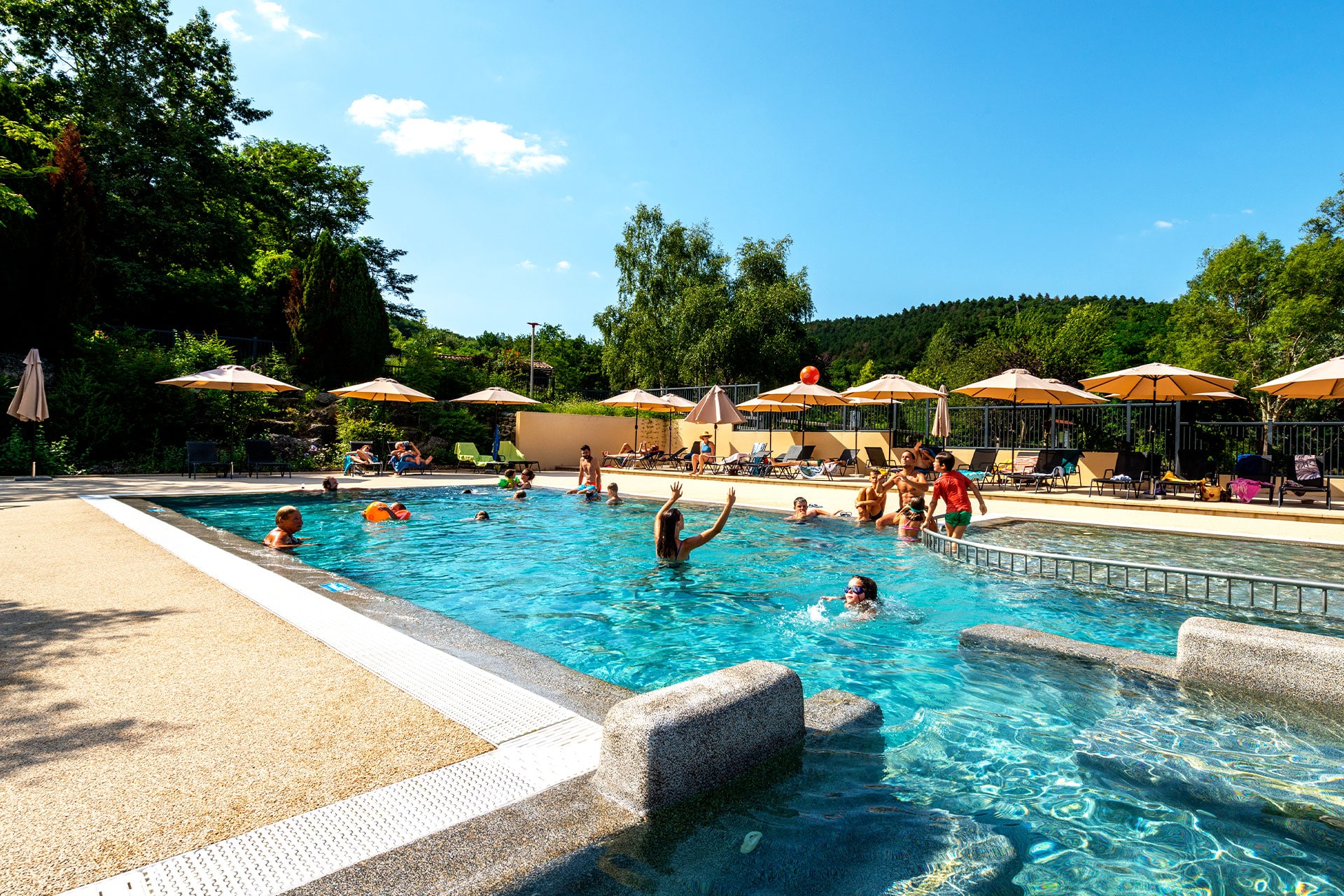 Piscine avec pataugeoire au camping familial La Serre en Ariège