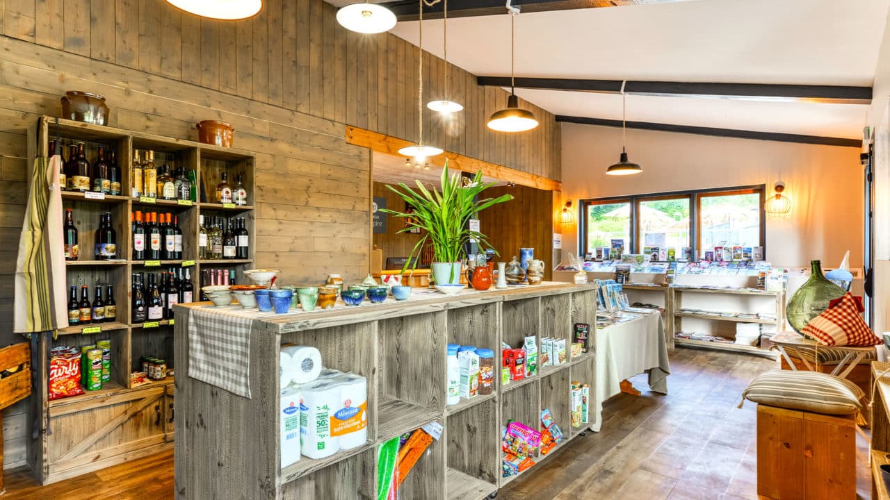 Produits du terroir ariégeois en vente à l'épicerie du camping La Serre
