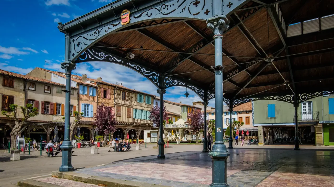 Halles du marché de Mirepoix sur la place du centre historique